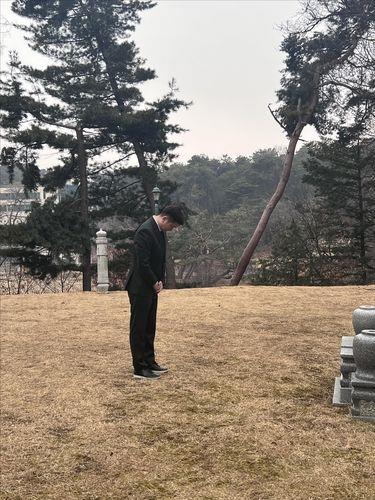 '탁구대부' <b>조양호</b> 회장 <b>묘소</b> 찾은 <b>유승민</b> "가장 큰 영향 준 분"
