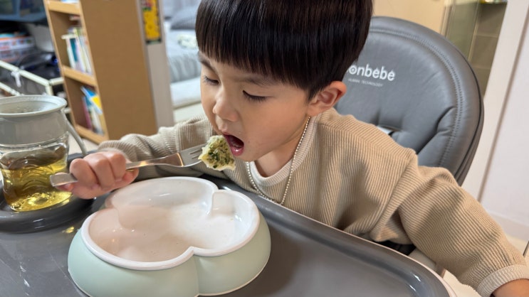 매운 만두부터 고기만두까지 우아한 만두로 완벽 한 끼 완성 매운 만두부터 고기만두까지 우아한 만두로 완벽 한 끼 완성
