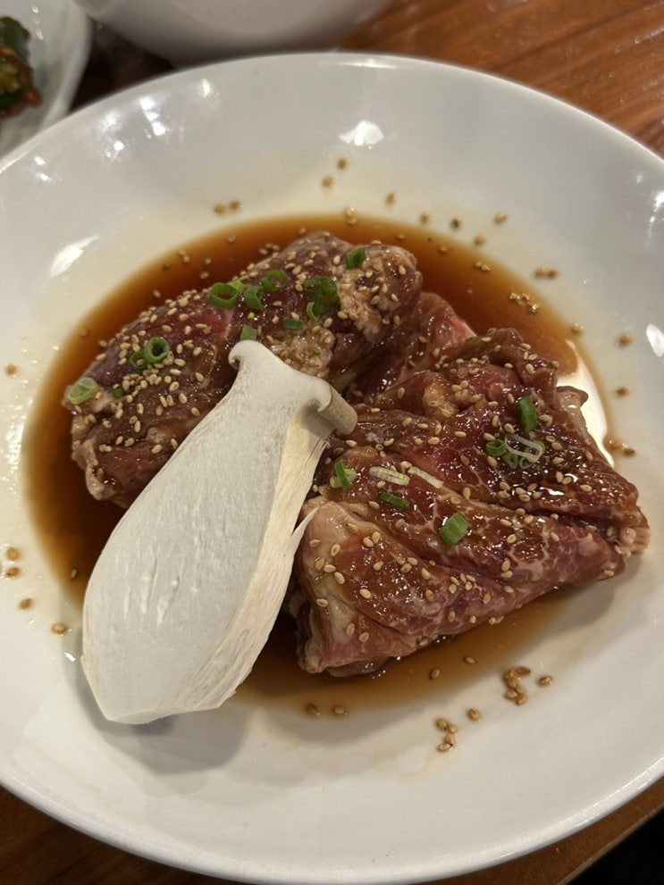  성산동 고기집 지즐미육회관 돼지갈비 맛집 (주차 가능)