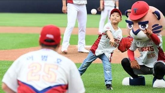 <b>이범호 감독</b> 브로필 나이 고향, <b>KIA</b> 타이거즈 연봉, 재계약, 우승!