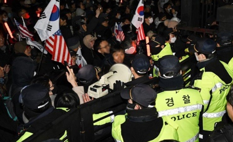<b>경찰</b> <b>서부지법 난동</b> 부린 66명 구속 영장 신청 소식