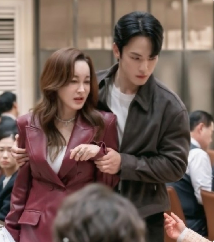 <b>다리미 패밀리</b>재방 100억 절도... 남자 <b>김정현</b> 금새록 KBS 가족... 