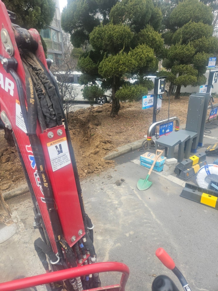  노원구미니포크레인 아파트단지내 전기차충전기 나무사이 배관 터파기017굴착기작업(허니미니중기)