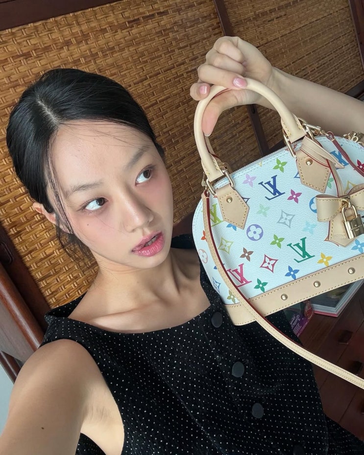  혜리와 함께한 30대 명품 브랜드 데일리백으로 루이비통 신상 콜라보 가방인 알마 BB 핸드백 추천