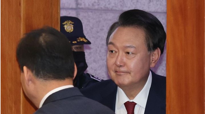 <b>윤석열</b> 한밤 중 건강검진?!?... 거부…2차 <b>강제구인</b> 시도도 <b>불발</b>