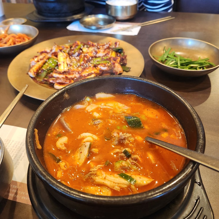  잠실 방이동 줄 서는 순대국 맛집 '청와옥'