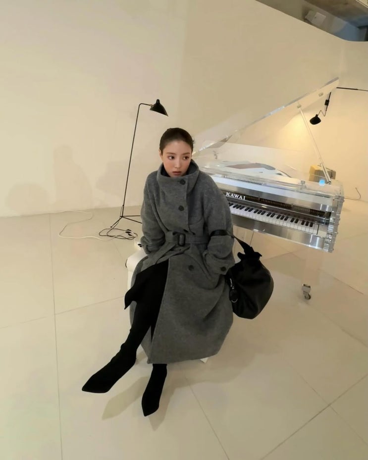  하이넥으로 올라와 시크함을 팍팍 더한 매력적인 그레이 여성 롱 코트 코디의 정석! w. 이세영