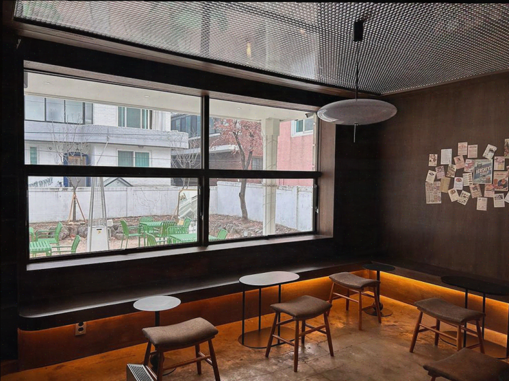  홍대 카페에서 따뜻한 분위기와 특별한 독서 경험 아벨롭 홍대본점