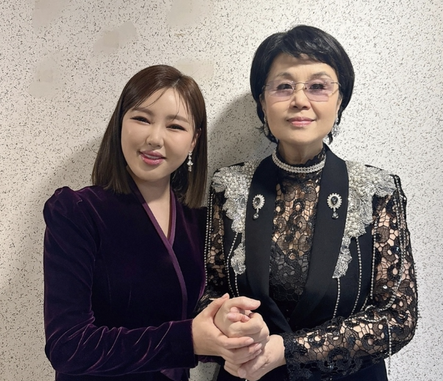 <b>송가인</b>과 <b>심수봉</b>의 특별한... 신곡 '<b>눈물이 난다</b>'에 대해... 