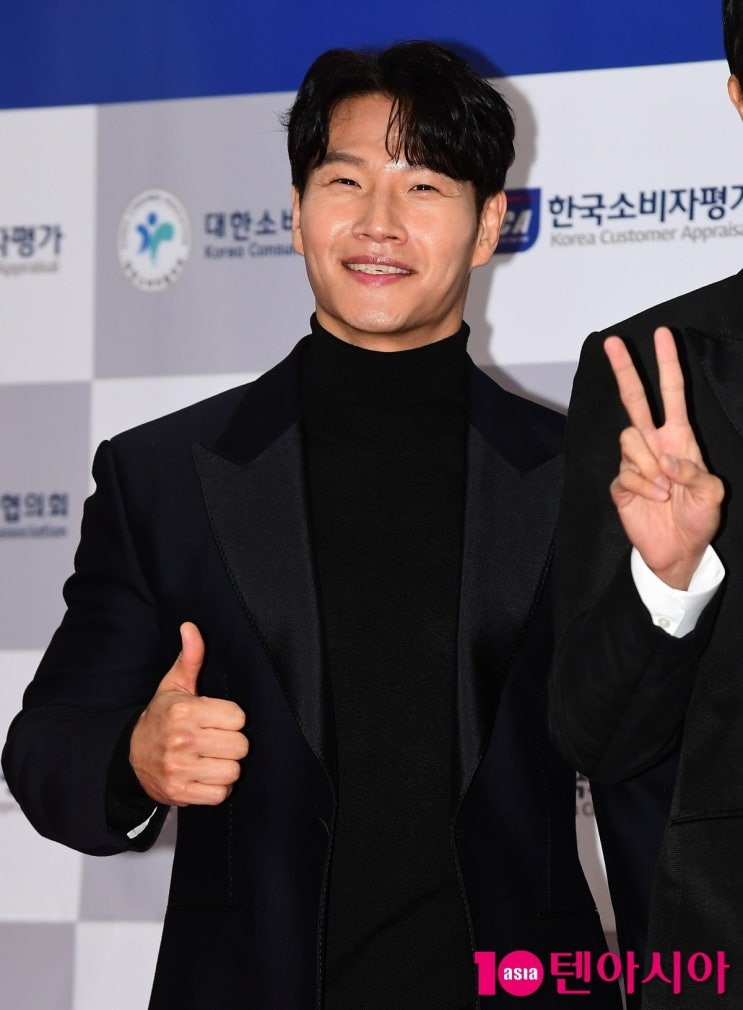 '48세' <b>김종국</b>, <b>결혼설</b> 터졌다…"LA에 아이 있어, 올해... 