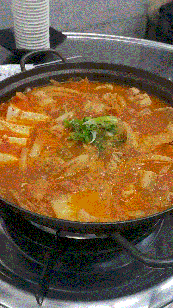  실내포장마차 분위기의 분당맛집 뚱이네 김치두루치기
