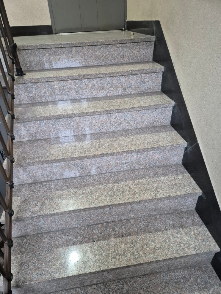  강남구계단청소 (역삼동.대치동.개포동.신사동)화장실청소.학원.병원.사무실청소 전문입니다.