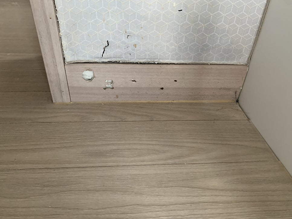 걸레받이보수 구멍난곳 해결방법