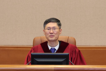 <b>이재명</b>과 <b>문형배</b>, 정말 절친? 연수원 동기설부터 조문 <b>논란</b>까지!