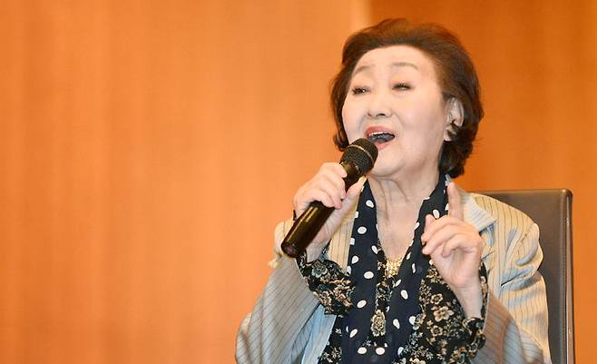 노래 <b>노오란 샤쓰</b>의 사나이..가수 <b>한명숙</b> 별세…"한류 1호 가수"