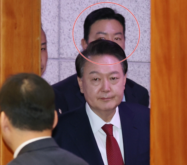 <b>김성훈</b> <b>경호처 차장</b> 헌재 심판 장서 포착, 이명박·박근혜 <b>전</b>... 