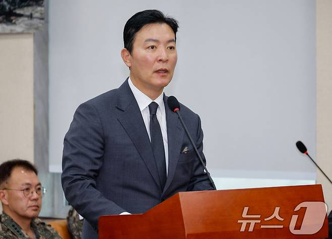김건희 '<b>비화폰</b> 제공' <b>의혹</b>…<b>김성훈</b> 경호차장 "확인 못해준다"
