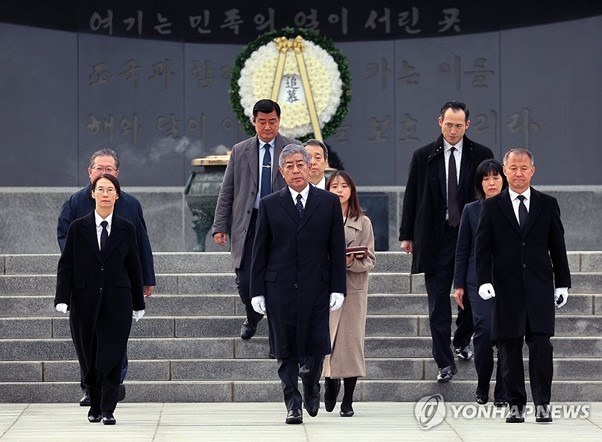 <b>한일</b>회담 위해 한국 찾은 日... 현충원 참배... <b>관계 강화</b>의 의지