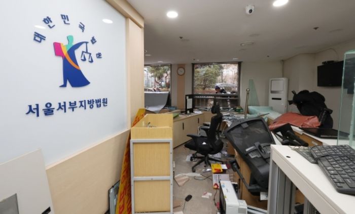 "<b>서부지법 난동</b> 가담자들…소요죄 적용하면 최대 징역 10년"
