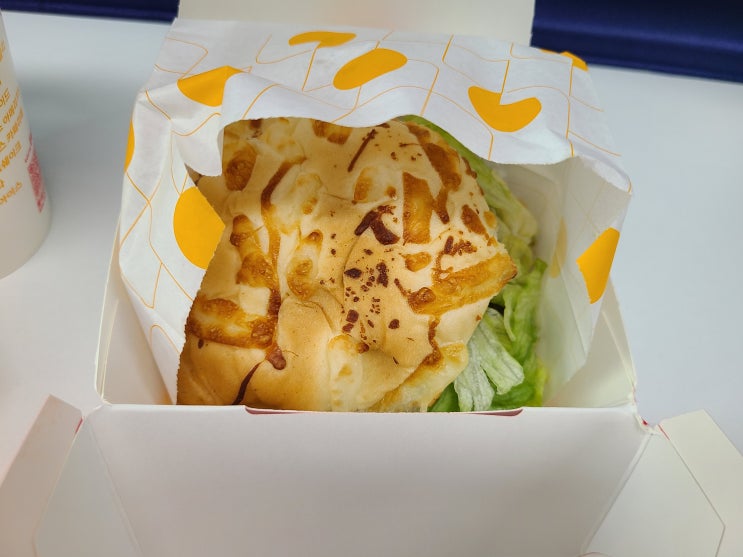  나폴리맛피아와 롯데리아가 만나서 만든 신제품 <맛피아모짜렐라 발사믹바질> 후기