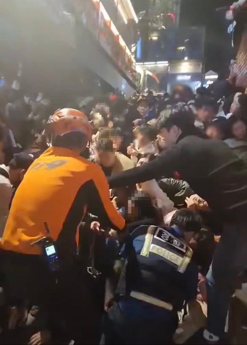 서울 용산 이태원 압사 사고 발생…최소 수십명 심정지 : 네이버 블로그