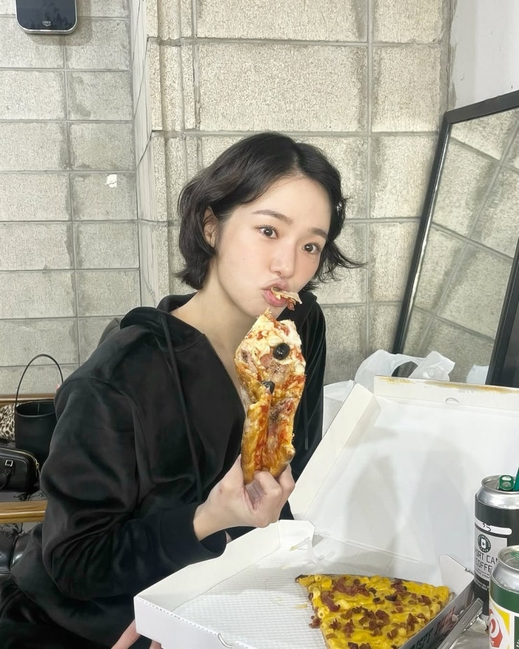  실키한 부드러움이 매력인 벨벳 소재로 이뤄진 예쁜 집업 후드 코디 대령이오! ft. 박규영