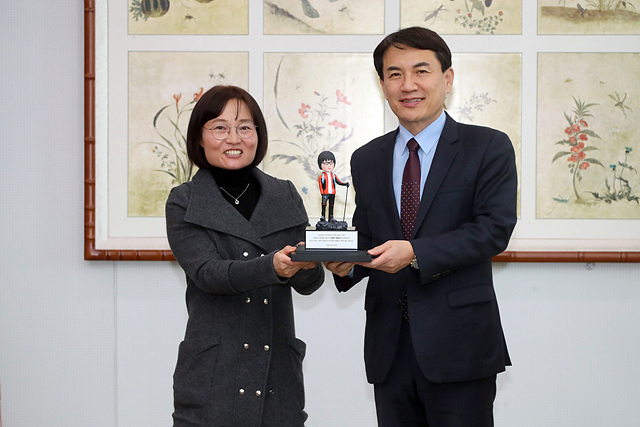 김진태 지사 <b>김영미 대장 남극</b>대륙 <b>단독 횡단</b> 성공 축하