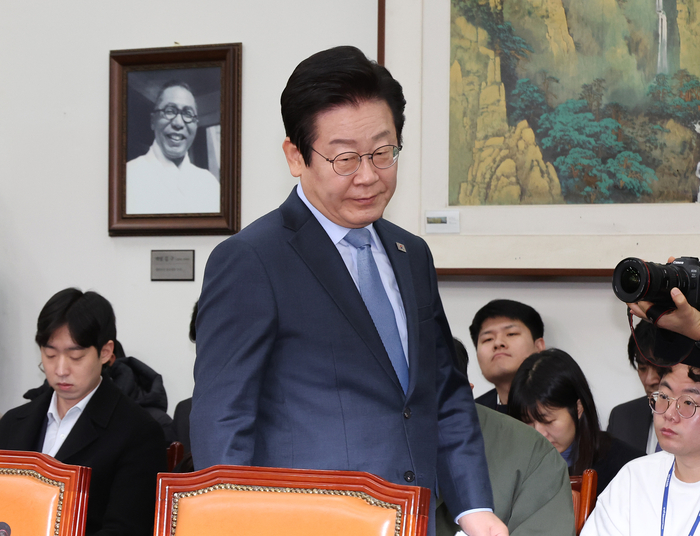 <b>안철수</b> “<b>이재명</b>, 재판 얼마나 자신 없으면…잡범이나 하는... 