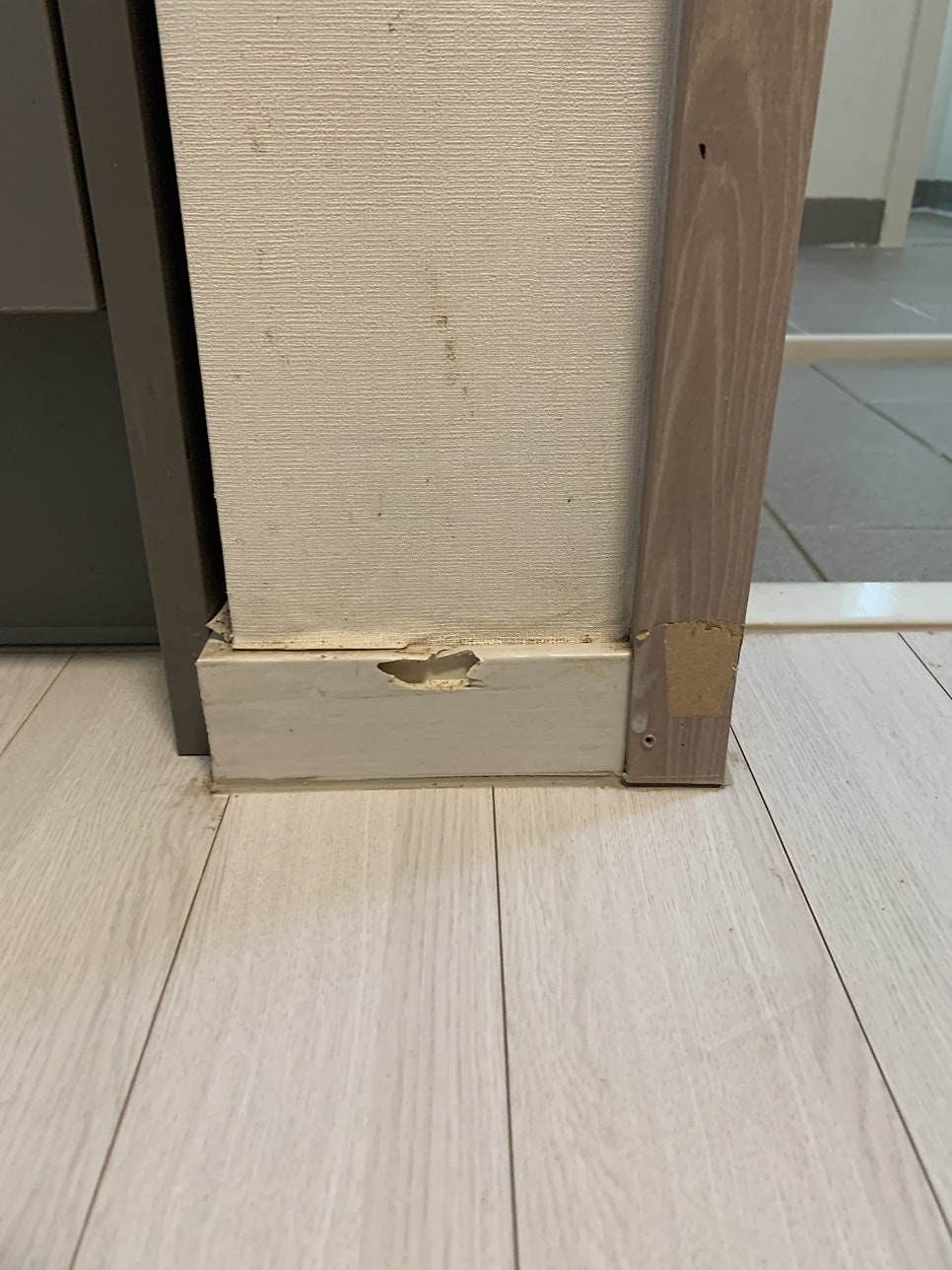 걸레받이몰딩깨짐복원 필름부분보수복원업체