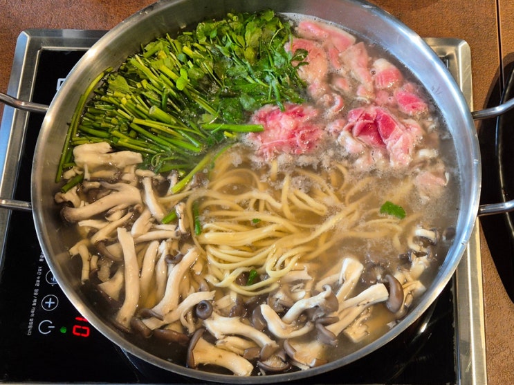  수원 광교중앙역 맛집 석문어 담백한 소고기 미나리 칼국수 아이와 런치 후기