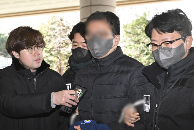 국내) <b>서부지법 판사실 침입</b>한 전광훈 교회 <b>특임전도사 구속</b>