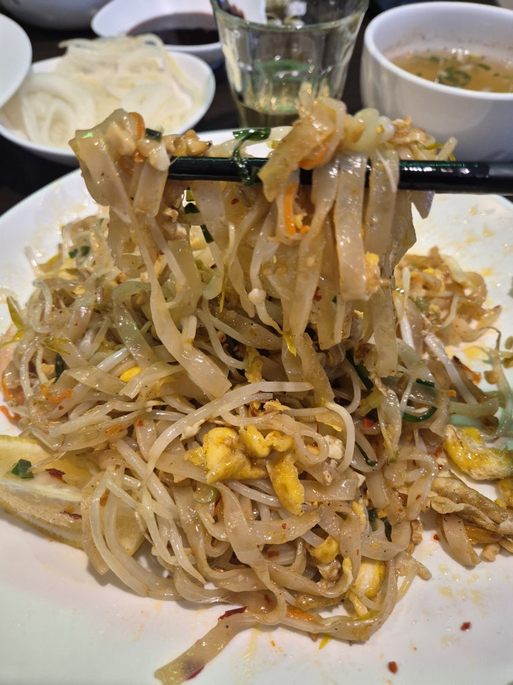  신사) 팟타이 쌀국수 맛집 코리엔더
