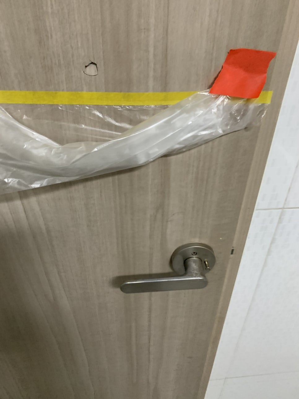 화장실문보수 욕실문 구멍 원상복구