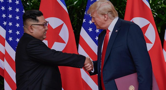 트럼프와 김정은, 다시 손잡을까? <b>북미</b> 외교 <b>재개</b> 가능성