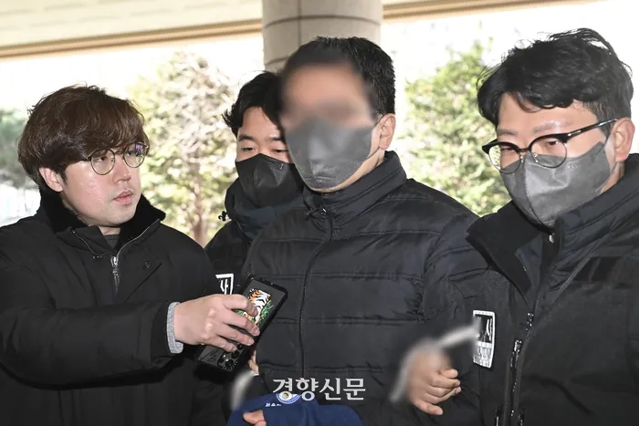 <b>서부지법</b> 판사실 발로 찬 남성, <b>전광훈</b>과 손배 재판 ‘공동 피고’