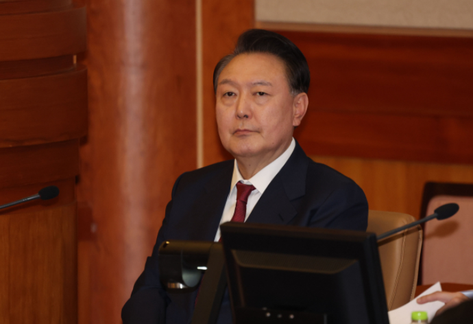 [속보] 서울중앙지법, 윤석열 <b>대통령 구속</b>영장 기한 <b>연장 불허</b>