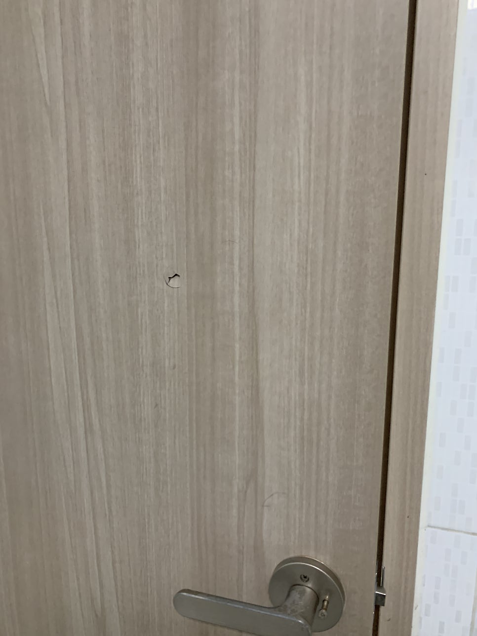 화장실문보수 욕실문 구멍 원상복구