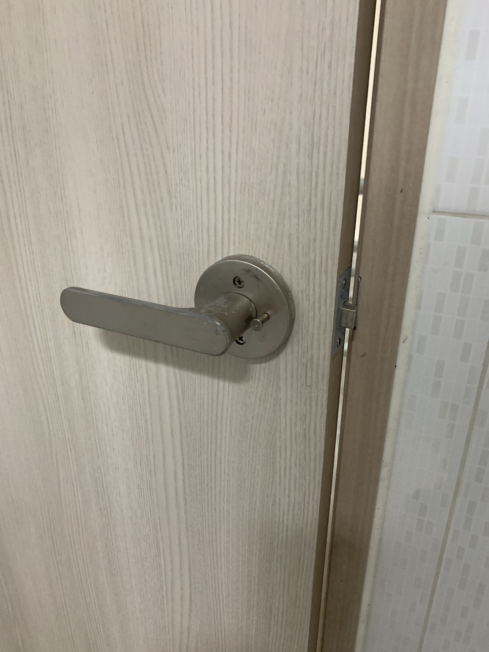 화장실문보수 욕실문 구멍 원상복구