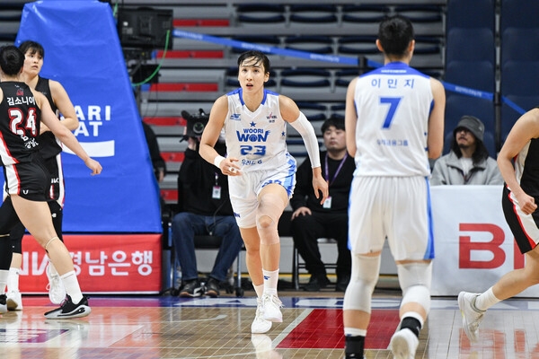 [WKBL] <b>우리은행</b> "<b>김단비</b>에게 배우는 집안" vs BNK "안혜지 (a.... 