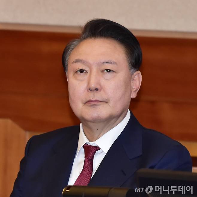윤석열,<b>탄핵</b>재판에 수형번호... 번호 <b>배지</b> 부착)머리손질까지