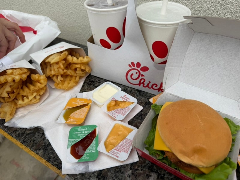 [미국_LA]칙필레 Chick-Fil-A 치킨샌드위치 왕 추천 메뉴 소스