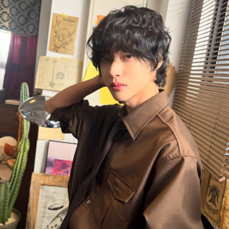  라이즈 원빈 긱시크룩 코디 브라운 셔츠 안경 어떤거?