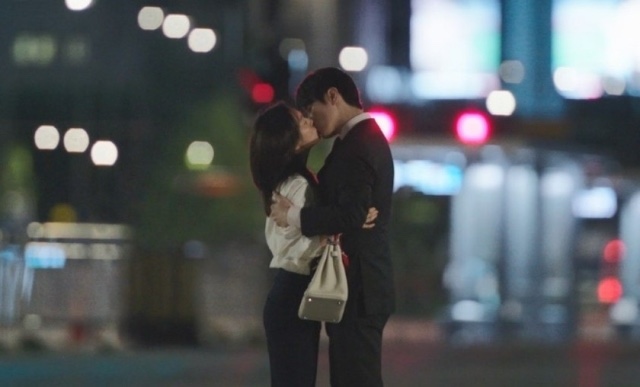 갈게요" <b>한지민</b>️<b>이준혁</b>과 뜨거운 입맞춤에 시청률UP [<b>나완비</b>]