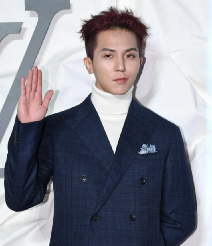 '부실복무 논란' <b>송민호</b>, 이번엔 <b>그림 소송</b>까지…"<b>2500만원</b>... 