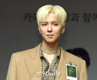 <b>송민호</b>, <b>그림 소송</b>까지 터졌다…"2500만원에 샀는데 女가수... 