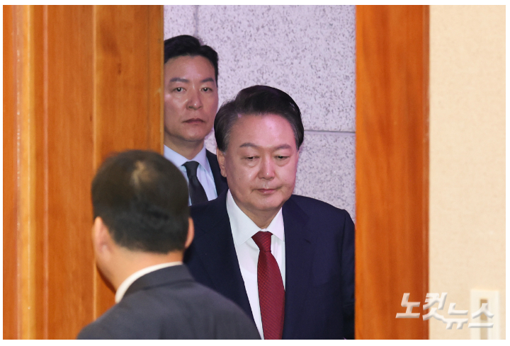 "<b>구속영장 청구</b> 시 위법행위 가담"…<b>김성훈</b> 경호차장, 검찰에 엄포