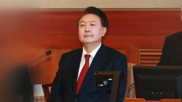검찰, <b>윤 대통령 구속기소</b>…현직 첫 ‘피고인’ 전환