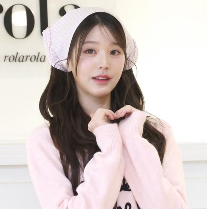 <b>아이브</b> 장원영이 읽는다니까, <b>베스트</b>셀러 진입..