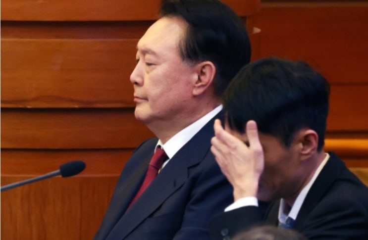 "<b>윤석열</b> 구속<b>기소</b>" 현직... <b>윤석열</b> 공소장, <b>직권남용</b> 빼고도... 