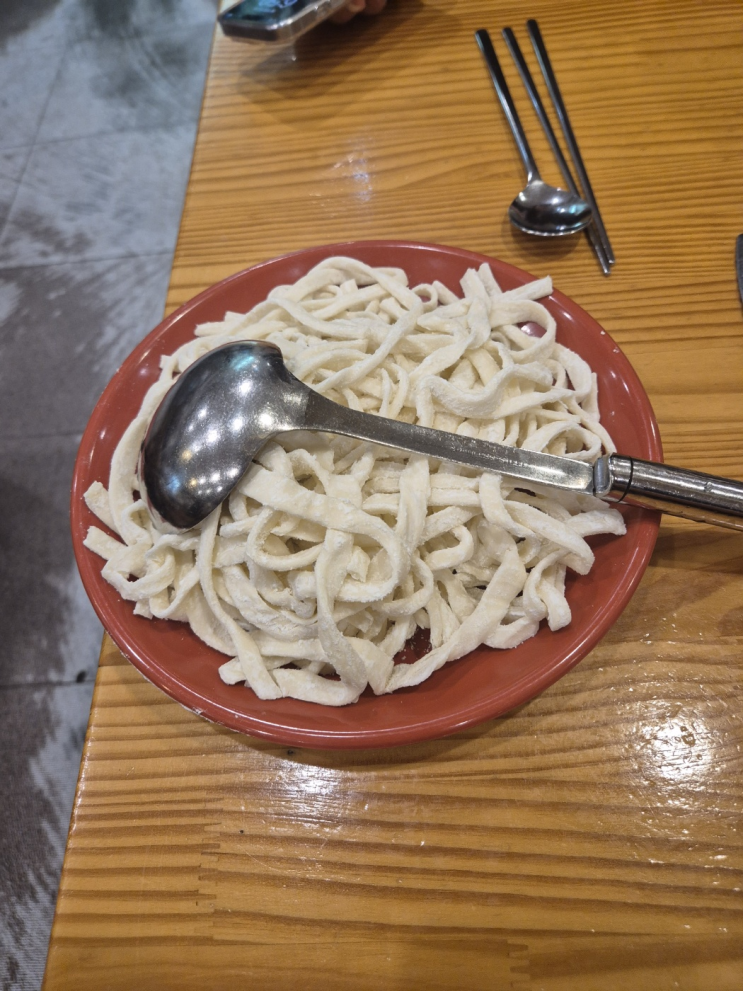  [서구 불로동] 권오길손국수 본점 (처음 접하는 오동통 납작한 칼국수 면빨과 시원한 육수)